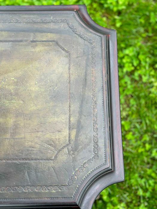 Masă de salon Regency cu blat din piele embosată și etajeră