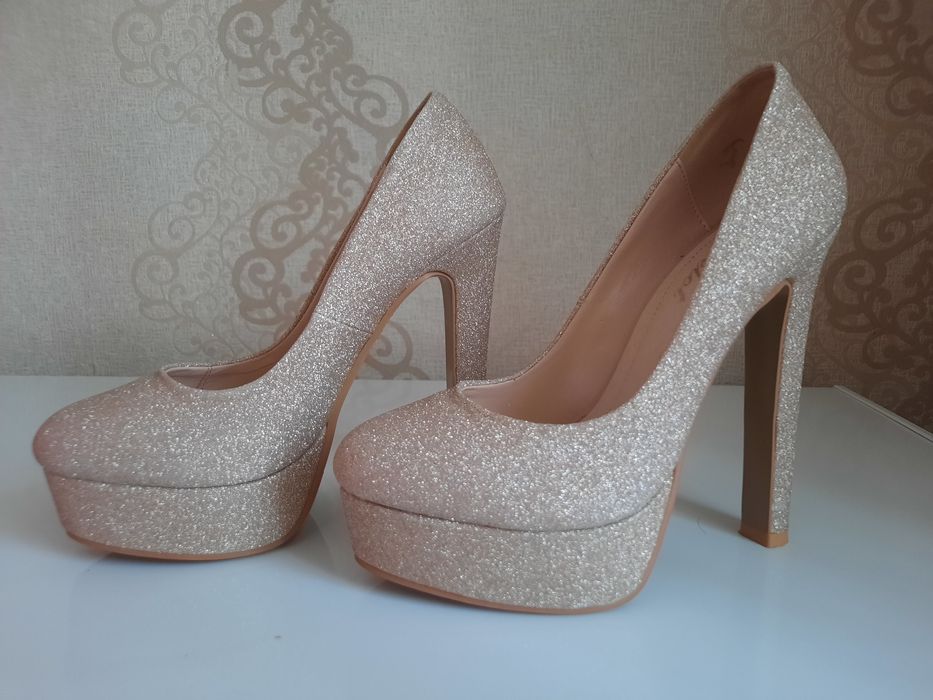 Продается туфли блестящие