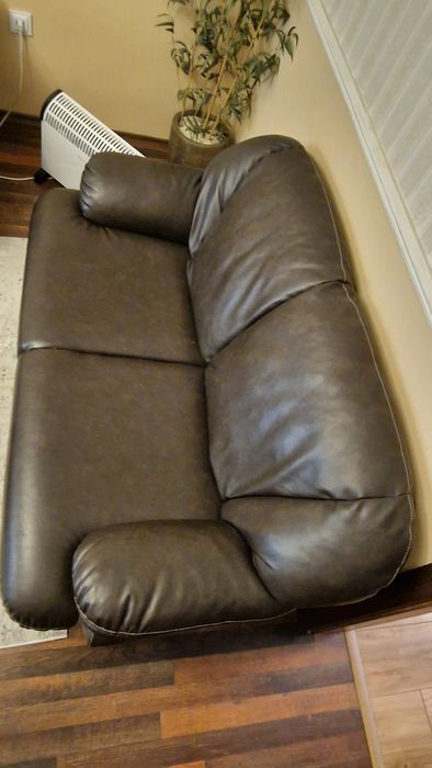 Продавам 2 дивана и едно кресло!