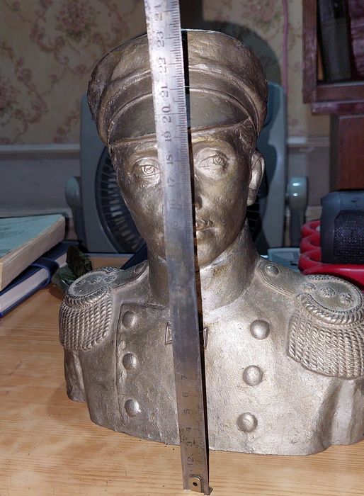 Продаётся Бюст Адмирала Нахимова.