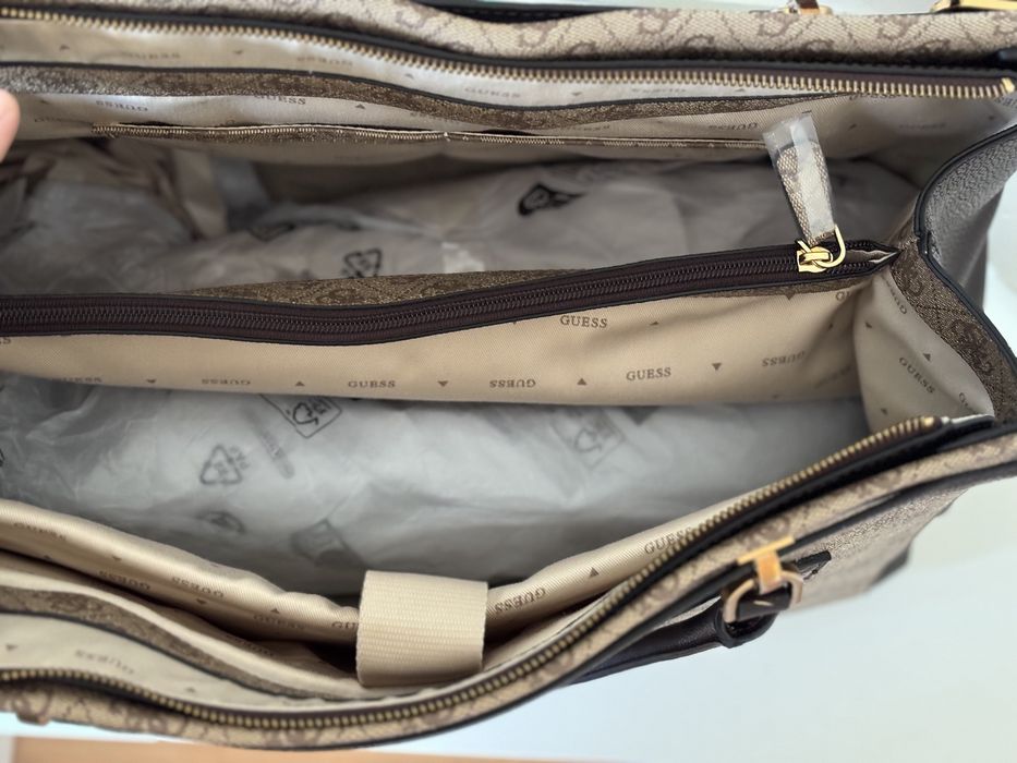 Guess travel bag logo