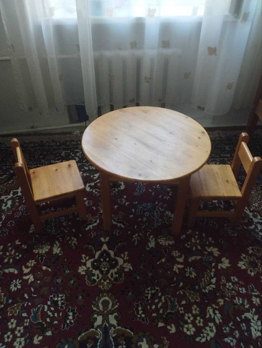 Продам детский стол и 2 стула