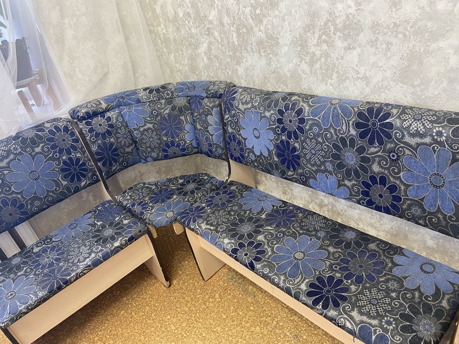 Продам кухонный диван стол и 2 стула