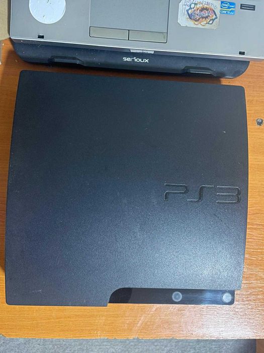Vând PlayStation 3 Slim, model CECH-3004B.