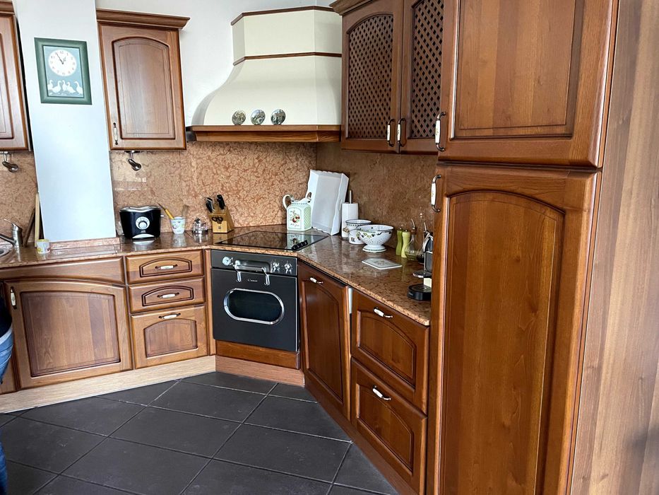 Поръчков абсорбатор за кухня със детайли от масив