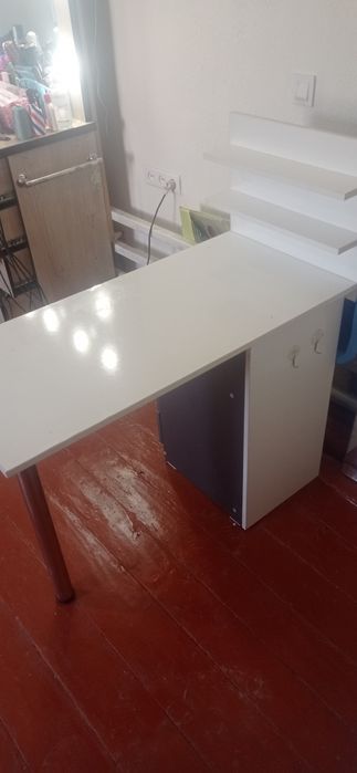 Маникюрный стол.