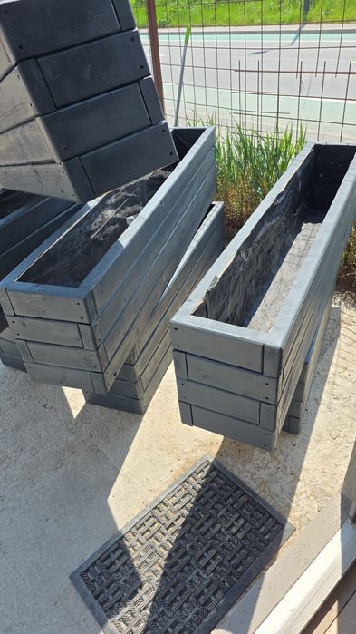 Vând jardiniere din lemn