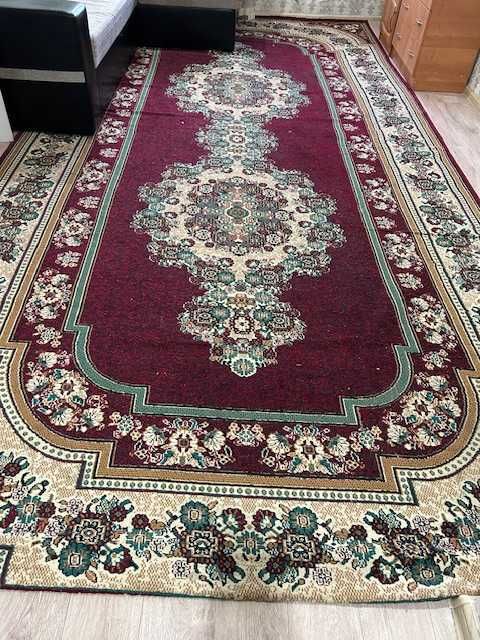 Ковер  длинный бордовый