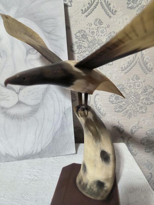 Статуэтка из рога Орёл с распахнутыми крыльями