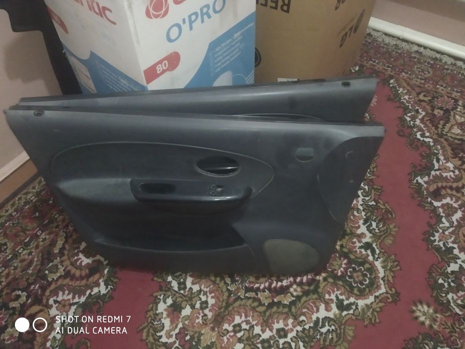 Обшивки передних дверей МАТИЗА с кнопками в сборе.Есть 2передние