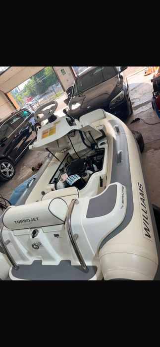 Îmbarcațiune cu motor