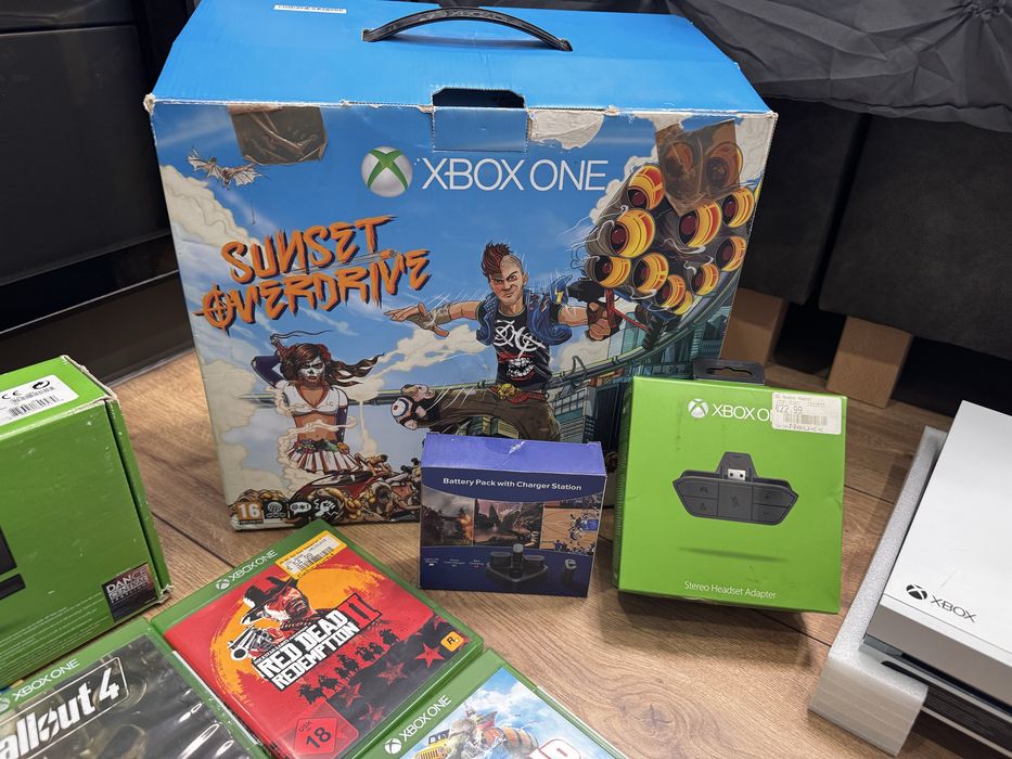 Xbox One Limited Edition + Kinect + 10 Игри + 2 джойстика