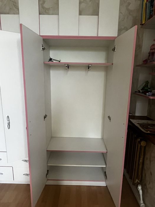 Детский шкаф и стол для девочки