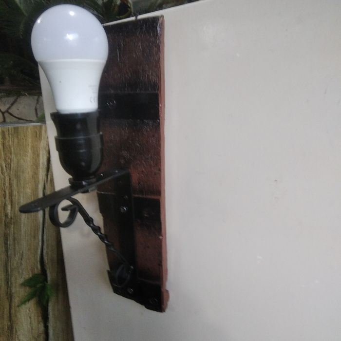 Битова лампа за стена