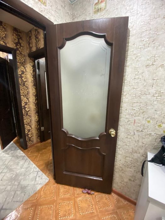 Диван для зала и двери