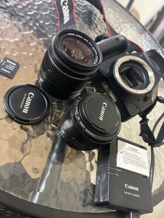 Canon EOS 550D + 18-55mm + 50mm f/1.8 + baterie + încărcător + card