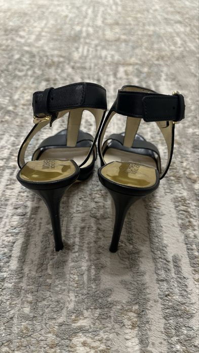 Продается босоножки 38 размер, кожаные