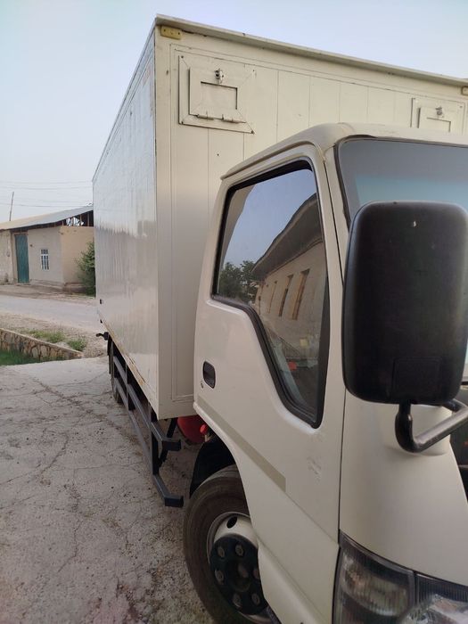 Isuzu yuk mashinasi sotiladi