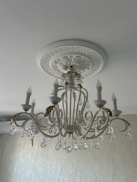 Люстра большая.