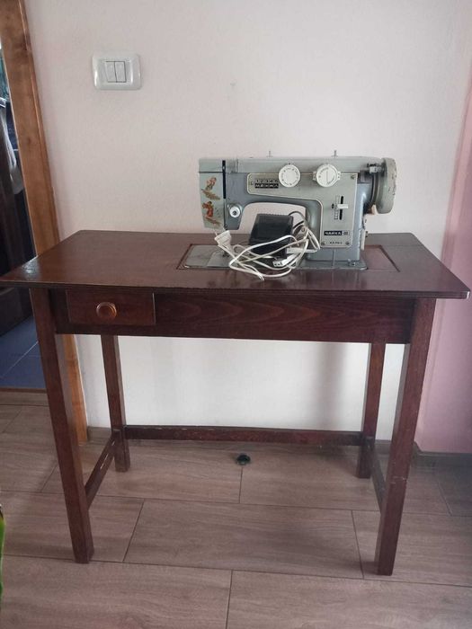 Mașină de cusut Chaika originală cu masă din lemn