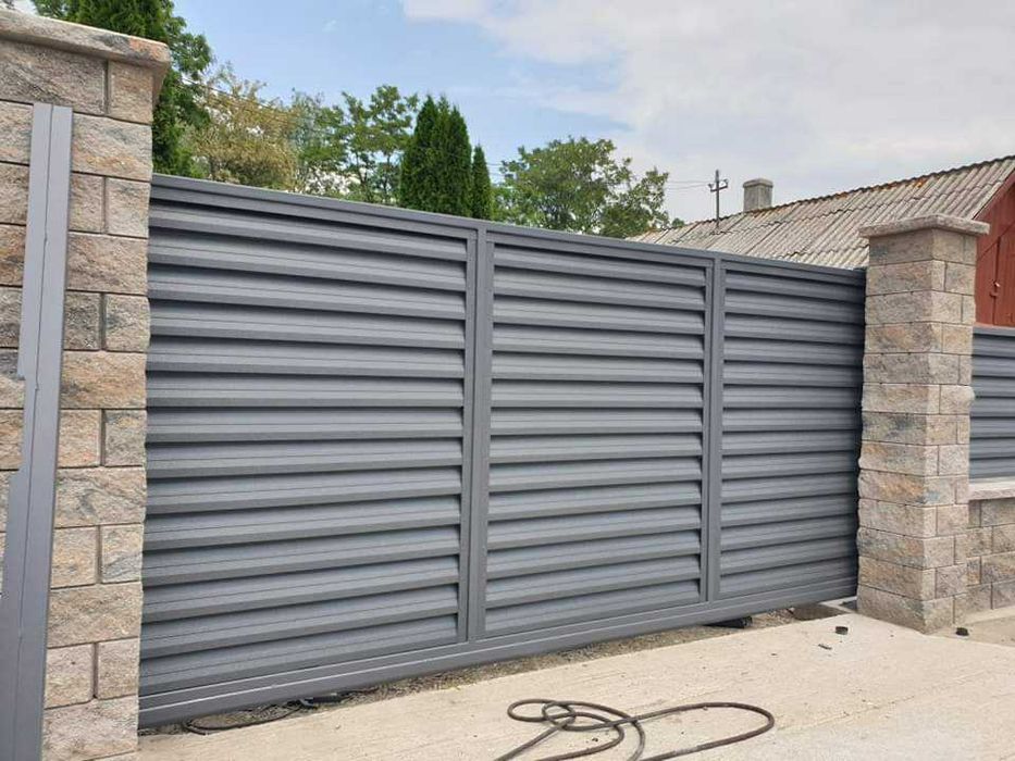 Garduri si porti din panouri stil jaluzele si alte modele disponibile