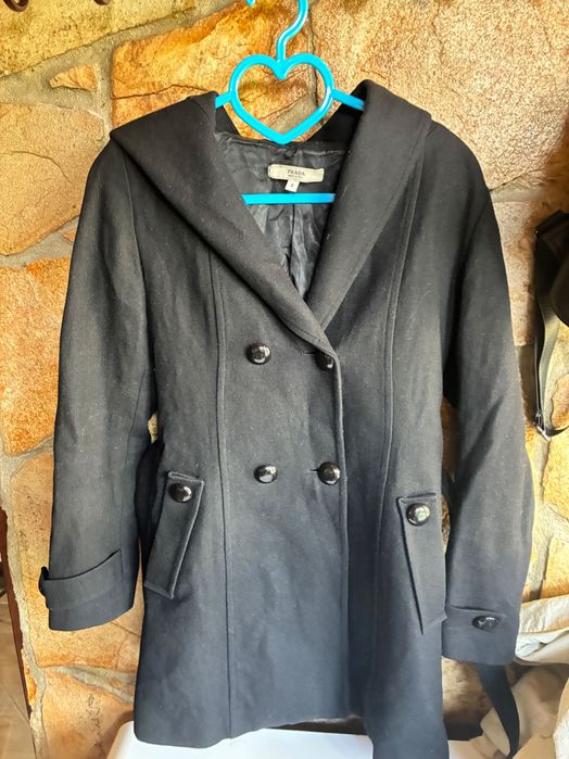 Палто на Prada, черно с вълна