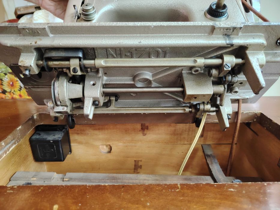 Mașina de cusut mecanica și electrica