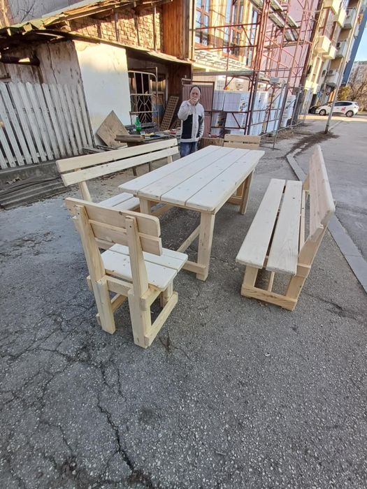 Масивна дървена маса с две пейки и два стола