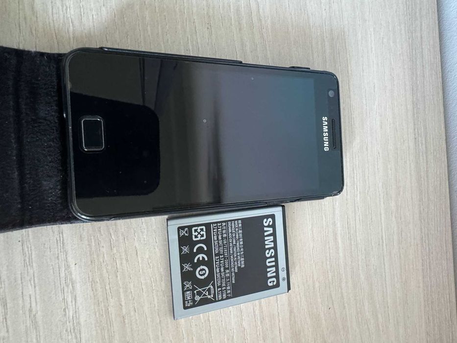 Telefon Samsung Galaxy S II GT-I9100, 16 GB, funcțional, cu husă