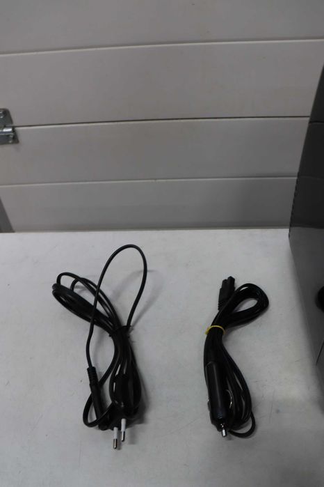 Мини хладилник Cecotec Bolero MiniCooling 4L, цвят Havana Black, работа с 12V-220V, съвместим с кола и каравана, функция за охлаждане и отопление