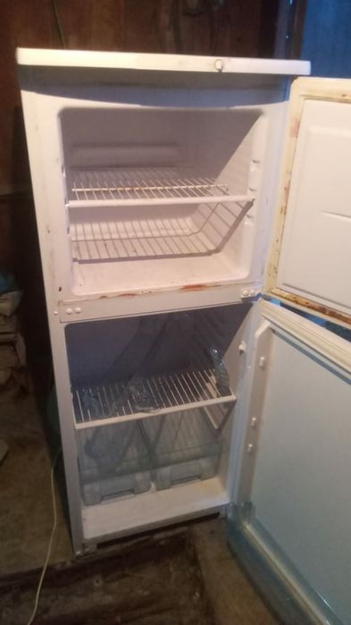 Продаётся полурабочий холодильник