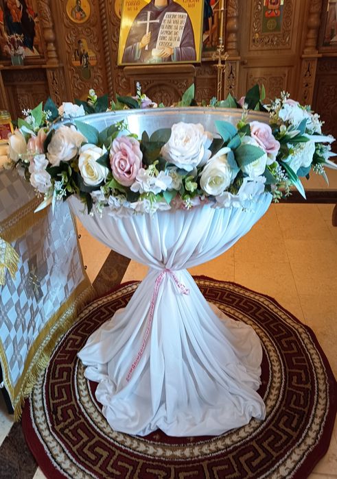 Aranjament floral pentru cristelniță