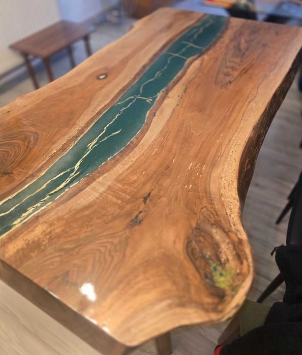 Masă de living unicat – lemn de nuc + rășină epoxidică