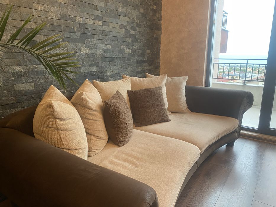 Масивен диван за всекидневна