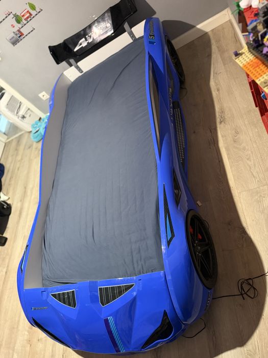 Pat in forma de masina cu leduri si lumini