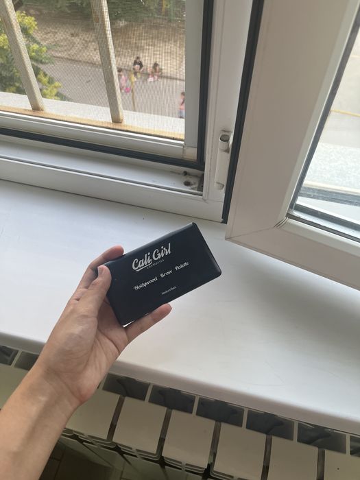 Cali Girl тени(помадка)для бровей.