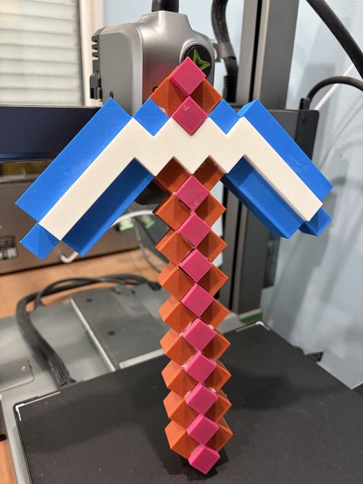 3D принтирана кирка от Minecraft – декоративен модел