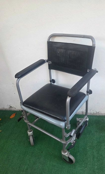 Scaun cu rotile si toaleta mobila , olita