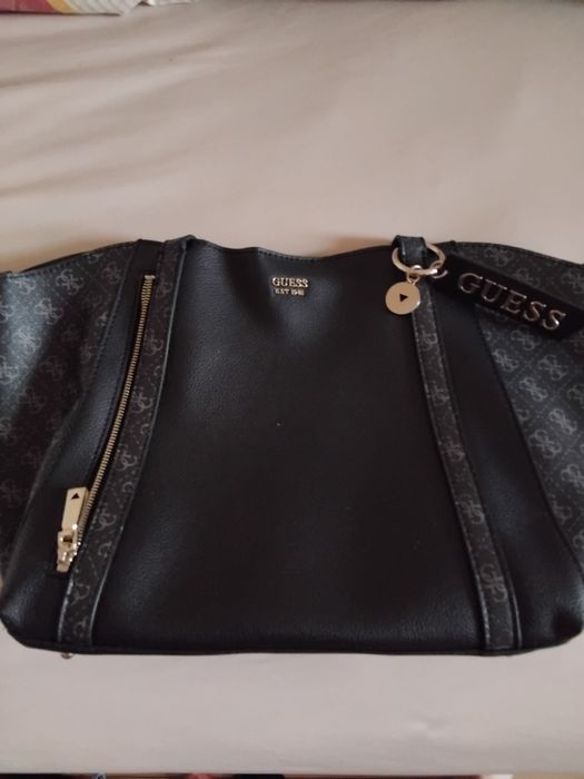 Продавам изгодно дамска чанта на Guess