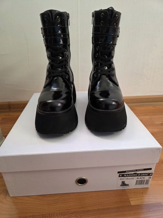 Дамски боти от естествен лак