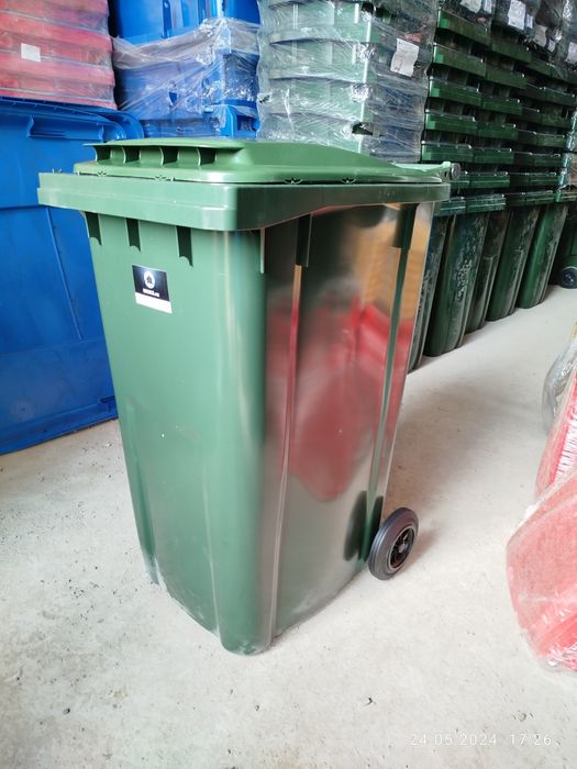 Мусорные баки контейнеры. Металлические и пластмассовые.