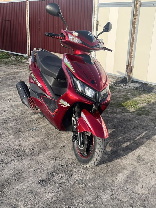 Скутер на ходу ,