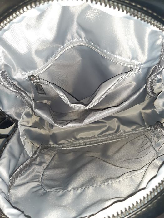 Чисто нова черна раница