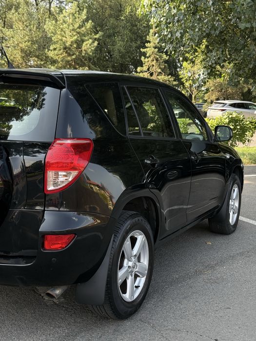 Автомобиль Toyota Rav4