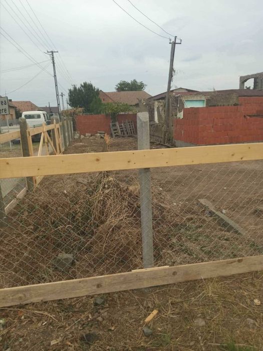 Casă în construcție și teren