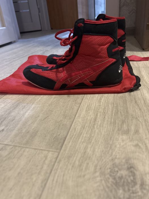 Борцовки asics красного цвета