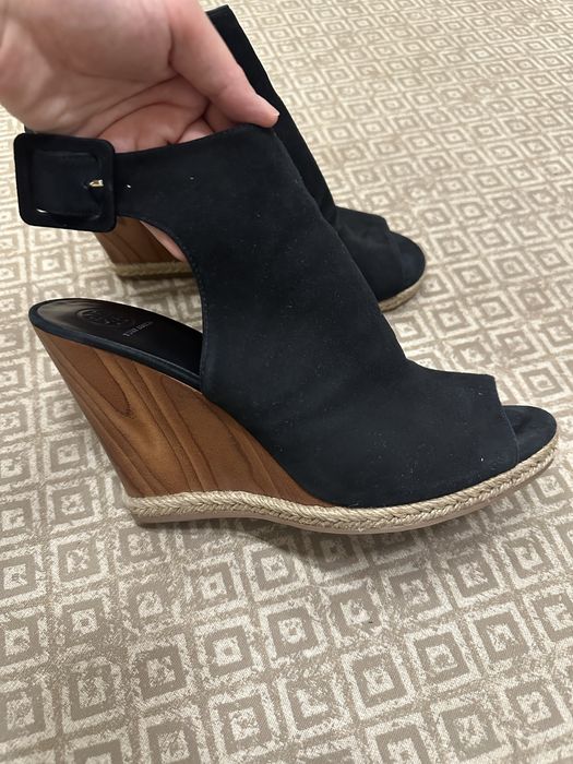 Босоножки на танкетке