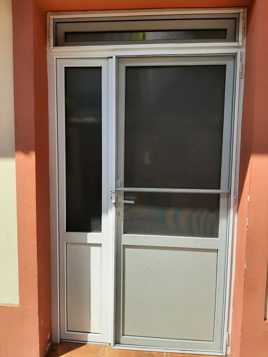 Vand ușă termopan aibă 1300×2300 și geam termopan cu rulou aplicat.