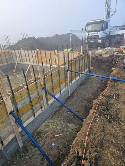 Vand casa la rosu 170mp