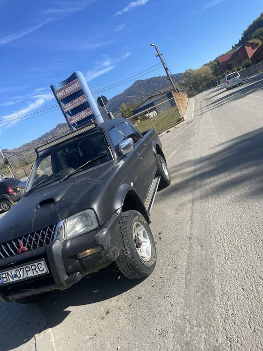 And un Miraubisi L200